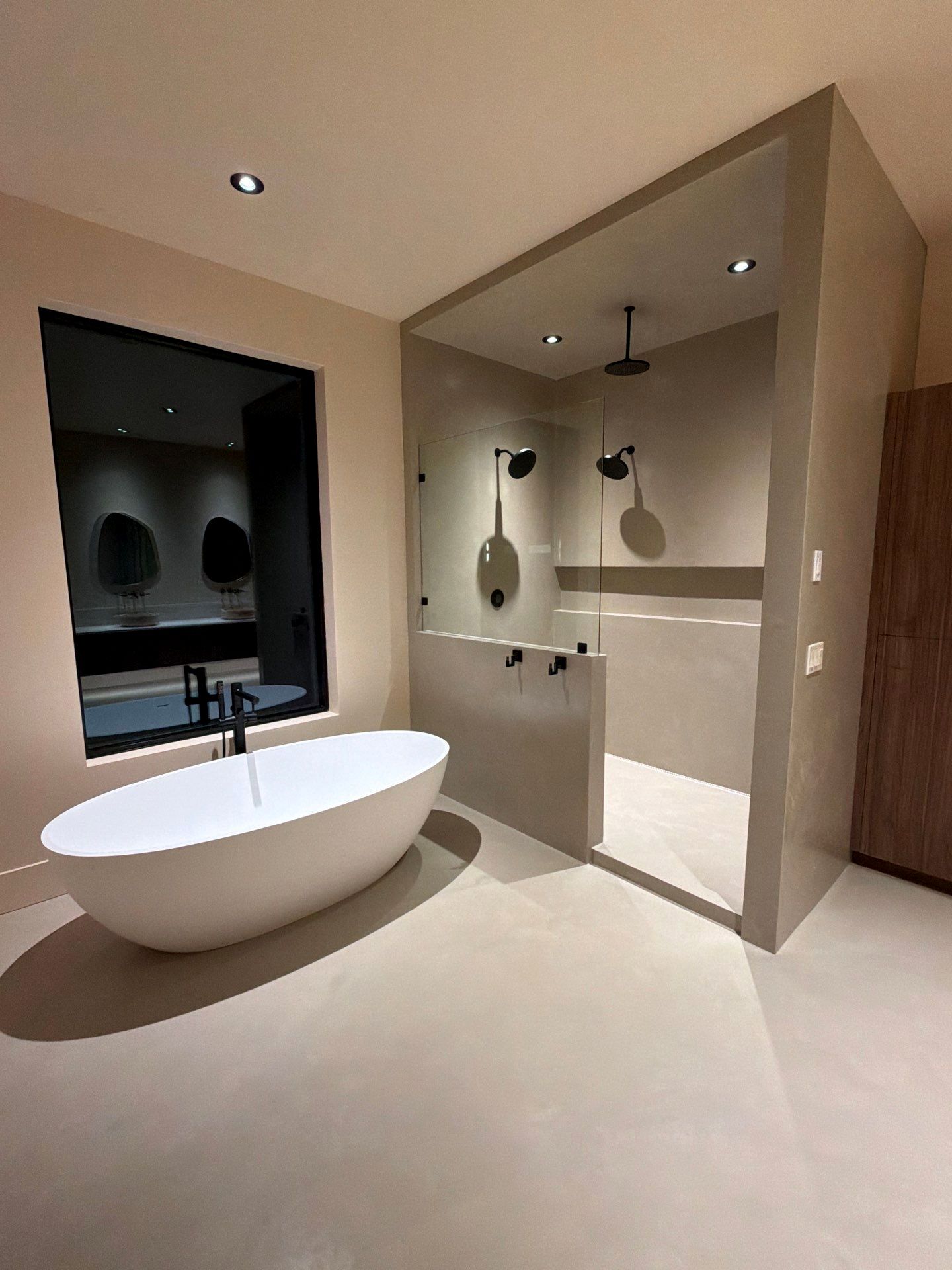 The Gathering House: Soaking tub and shower