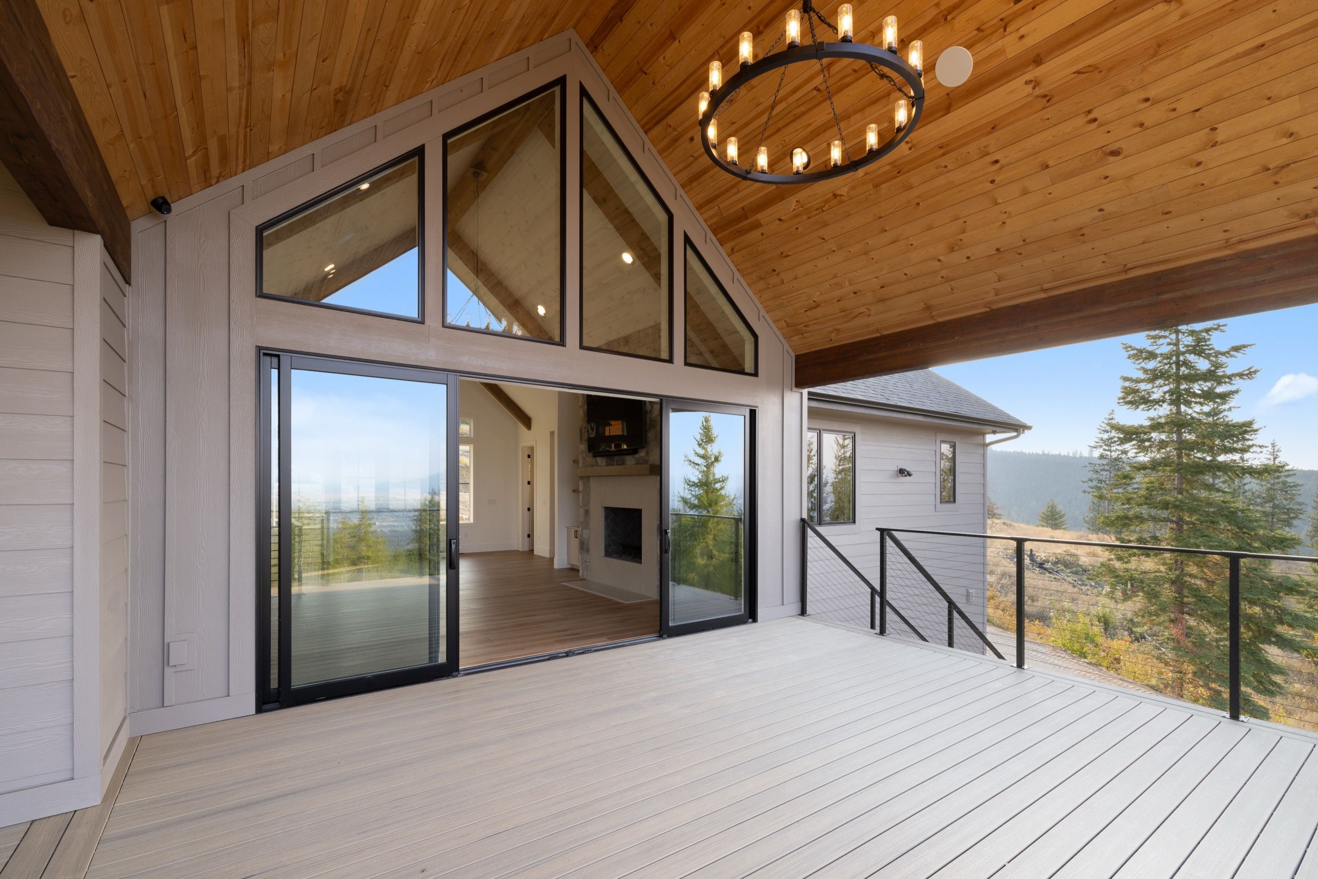 The Mountainside Retreat: Covered deck