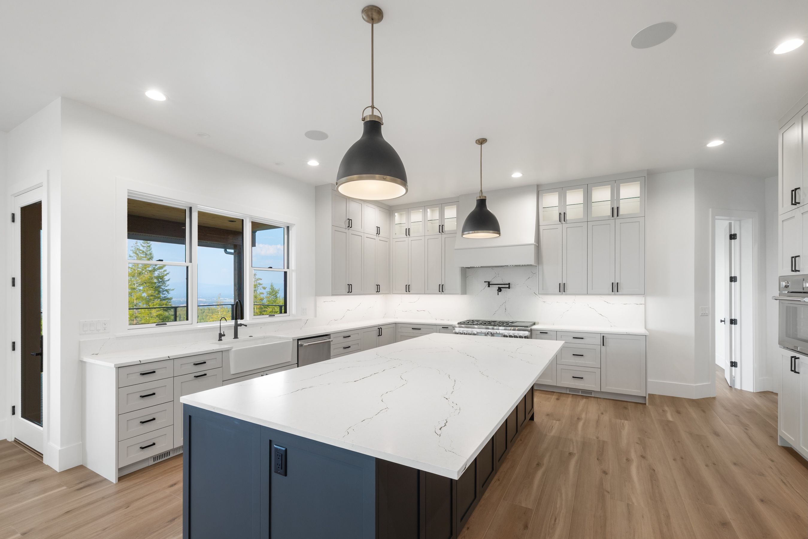 The Mountainside Retreat: Kitchen