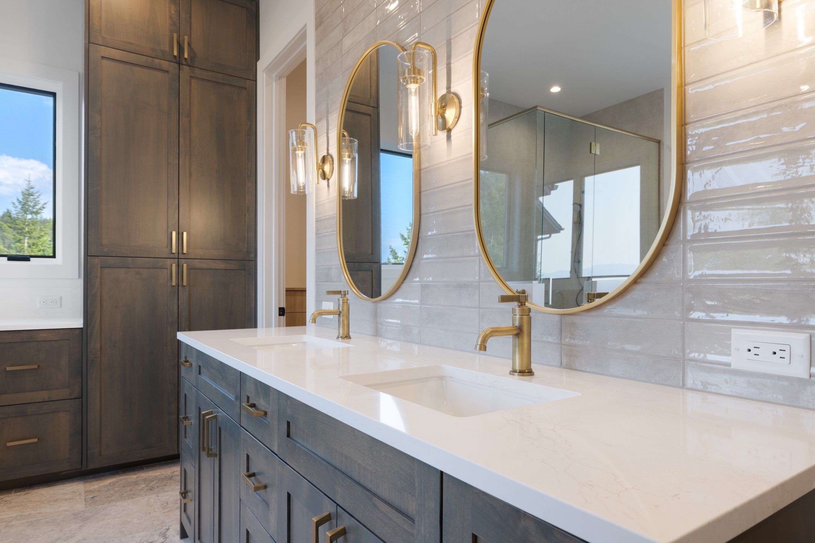 The Mountainside Retreat: Primary bath